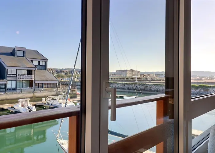 Sublime Apartment Facing The Port & Planches